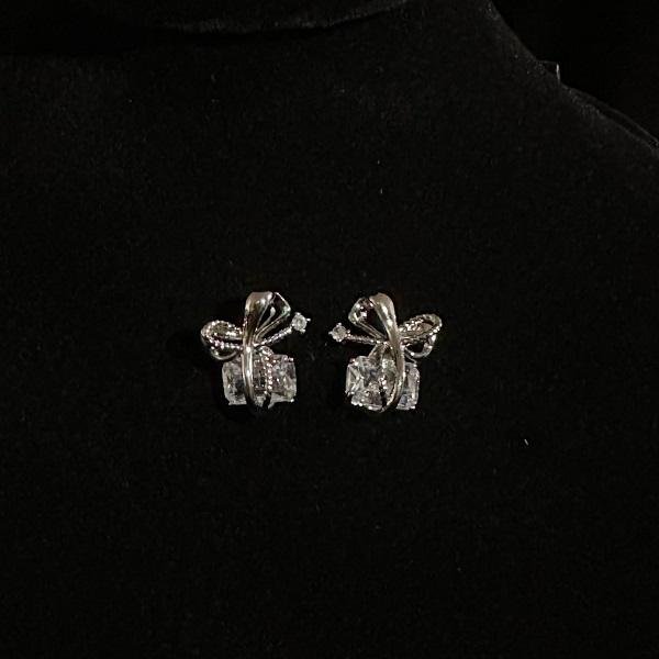 One Carat Ear Stud OKST0007